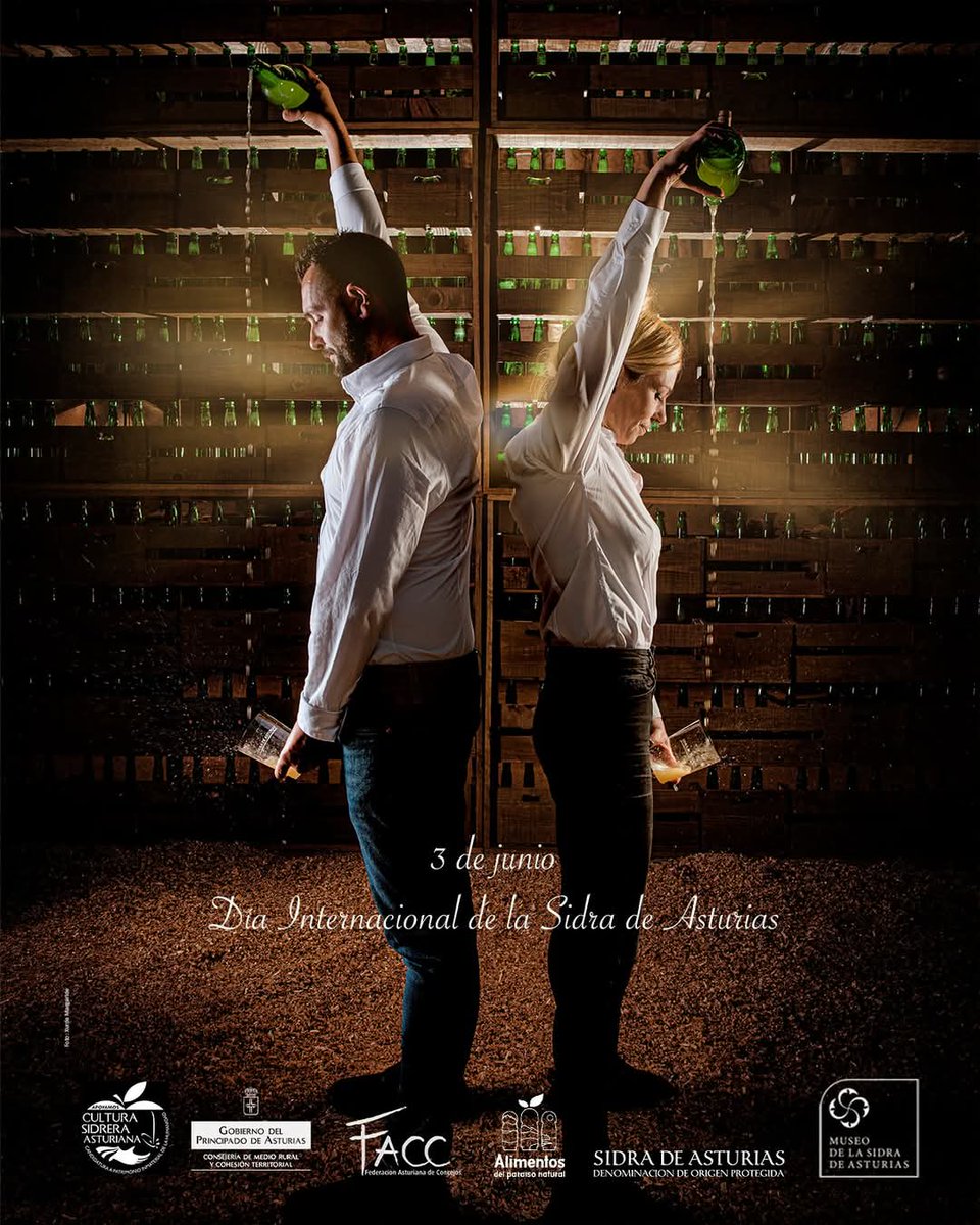 🟢 Celebramos hoy 3 de Junio el Día Internacional de la Sidra de Asturias....  y que mejor forma de celebrarlo que con un culín de Sidra de Asturias. 
💙💛💙
📷  Xurde Margaride Fotografo. 
🛠️  @carpinteriaytoneleria 
Escanciadores: Aida y Abraham