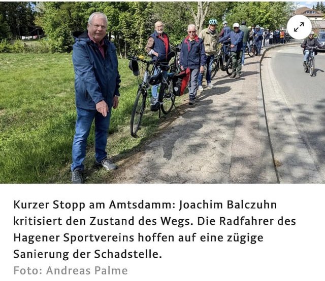 Diese Rentner stehen in der Schlange, um auf eine Schadstelle zu zeigen.