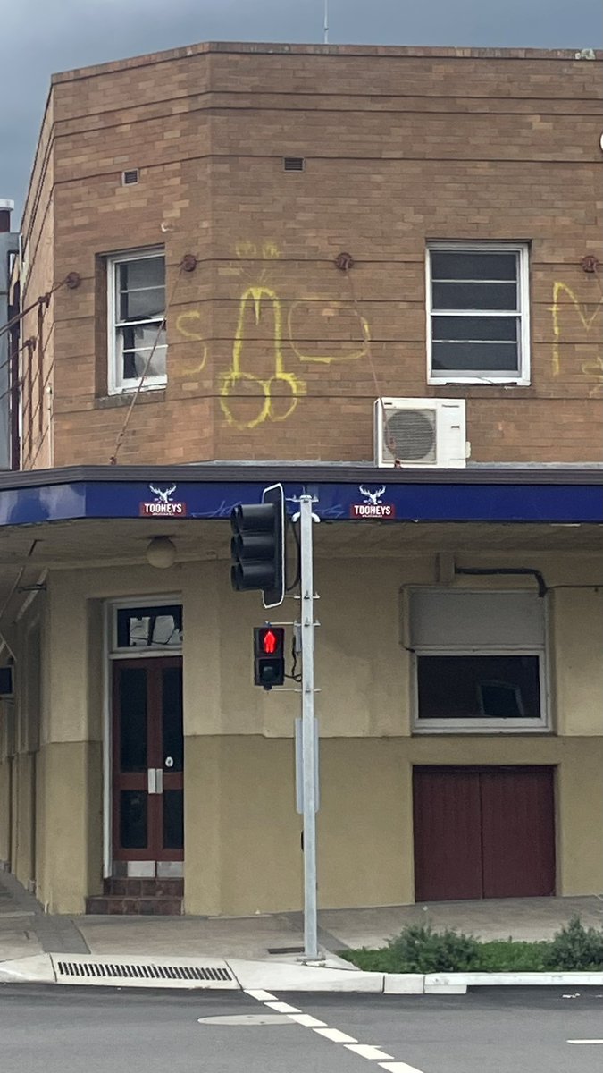 MrTyddy's tweet photo. Seems the English tradition of double-barrelled pub names, like the Bull &amp; Bush or Fox &amp; Hound, has made its way into the local area. Not sure if it’ll catch on🤔 https://t.co/FGY7m2lXIv