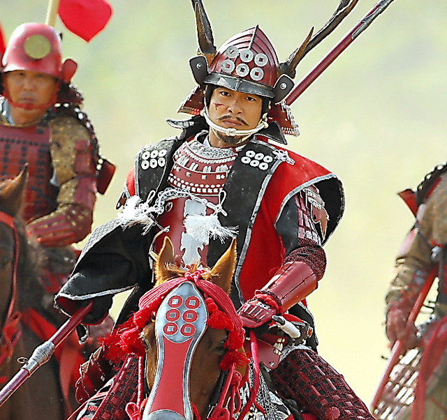 1615年大坂夏の陣勃発 #真田信繁 は #伊達政宗 自慢の騎馬鉄砲隊を撃退し起死回生の陽動作戦を献じるも肝心の秀頼出馬を拒まれ万事休す #6月3日 家康本陣に斬込み討死(家康は二度自害を覚悟したとも)。が娘梅と次男守信が仙台藩に血を伝え兄 #真田信之 は13万石の大名に