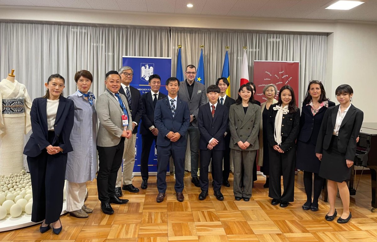 🇷🇴🇯🇵Ne-am bucurat azi, la Ambasada României în Japonia, de vizita tinerilor voluntari japonezi care vor participa la Festivalul Internațional de Teatru de la Sibiu, coordonați cu pasiune, grație și diplomație de doamna Mayumi Taniguchi. Am salutat, cu această ocazie, excelenta