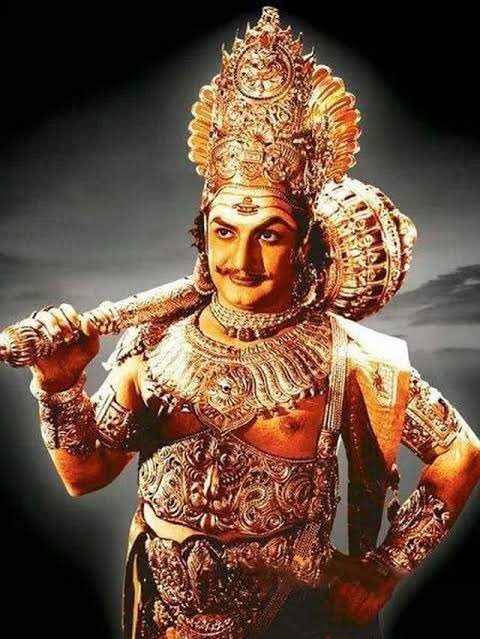 JogulambaV's tweet photo. కారణం లేకుండా ఎవ్వరూ జన్మించరు, కానీ కొందరు ప్రత్యేక కారణం తో జన్మిస్తారు అనేది ఎన్టీఆర్ గారి విషయంలో నిజమే అనిపిస్తుంది.

నేను ఆయన పౌరాణిక పాత్రలకు చిన్నప్పటినుండి పెద్ద అభిమానిని. రాజకీయ పరంగా అంతగా కనెక్ట్ అవ్వలేదు కానీ తెలుగు ఆత్మగౌరవ నినాదం బాగా నచ్చేది, ఎందుకంటే ఆ రోజుల్లో ఢిల్లీ లో చదువుకుంటున్నప్పుడు అప్పుడప్పుడు మద్రాసీ అనే వివక్ష కు గురి అయ్యేదాన్ని.

ఎన్టీఆర్ గారు 1982 లో పార్టీ పెట్టినప్పుడు, అమ్మకు కూడా ఆహ్వానం పంపారు, 1977 లో కాంగ్రెస్ ఎంపీ గా ఉంటూ మొత్తం దక్షిణ భారత దేశం నుండి ఎమర్జెన్సీ ని పార్లమెంట్ లో వ్యతిరేకించిన ఏకైక ఎంపీ అమ్మ. అలా ఆయనకు అమ్మంటే అభిమానం ఉండేది. అప్పుడు అమ్మ జనతా పార్టీ నుండి హిమాయత్ నగర్ అసెంబ్లీ ఎంఎల్ ఏ గా ఉన్నారు. ఇక జనతా పార్టీ కూలి పోవడం, పార్టీ రద్దు అవ్వడం తో ఎవరి పాత గూటికి వారు చేరుకున్నారు.

1983 లో మళ్ళీ ఎన్నికలొచ్చాయి, అది టీడీపి కి మొదటి ఎన్నిక. అప్పటికి  టీడీపి స్ధాపించి కొన్ని నెలలే అయ్యింది, వనరులు లేవు, క్యాడర్ అంతంతమాత్రమే, పోటీ చేయడానికి అన్ని చోట్ల అభ్యర్థులు లేరు. హిమాయత్ నగర్ నుండి అమ్మ కాంగ్రెస్ అభ్యర్థి, టీడీపి నుండి ఎవరికో టికెట్ ఇచ్చారు కానీ, ఆయన నామినేషన్ రిజెక్ట్ అయ్యింది, అప్పుడు నారాయణ్ గౌడ్ అనే ఇండిపెండెంట్ అభ్యర్ధి ని టీడీపి ఓన్ చేసుకుంది కానీ సాంకేతిక కారణాల వల్ల సింబల్ ఇవ్వలేక పోయింది. ఆ ఎన్నికల్లో నేను అమ్మ కోసం చురుగ్గా ప్రచారం చేసాను. ఎక్కడా టీడీపి ఊసు అంతగా లేదు, ప్రచారం కూడా లేదు, పోటీ బీజేపి కాంగ్రెస్ ల మధ్యనే ఉందనుకున్నాము. పోలింగ్ అయ్యింది, రెండ్రోజుల్లో కౌంటింగ్. నేను కౌంటింగ్ రోజు కౌంటింగ్ ఏజెంట్ గా హాల్ లో ఉన్నాను. బ్యాలెట్ బాక్సులు తీసి కౌంటింగ్ మొదలు పెడితే అందరు షాక్… టీడీపి ఓన్ చేసుకున్న ఇండిపెండెంట్ అభ్యర్థి నారాయణ్ గౌడ్ గెలిచారు. ఆయన గెలుపు ఆయనే నమ్మలేక భావోద్వేగానికి గురై ఆ రోజు మధ్యరాత్రి హార్ట్ఎటాక్ తో చనిపోయారు. రాష్ట్రమంతా దాదాపు అదే గెలుపు సునామీ.

ఇంతటి ప్రజాకర్షణ ఒకరి సొంతం అవ్వడం అరుదైన విషయం. ఈ రోజు ఎన్టీఆర్ గారి పేరు ఎత్తితేనే కొందరు కులం ఆపాదిస్తున్నారు, ఏ కులాభిమానం తో ఆయన పేరును జిల్లాకి పెట్టారు, ఏ కులాభిమానం తో ఆయన విగ్రహం పార్లమెంటులో పెట్టారు, ఏ కులాభిమానం తో ప్రధానమంత్రులందరూ ఆయనను కొనియాడుతూ వస్తున్నారు……?