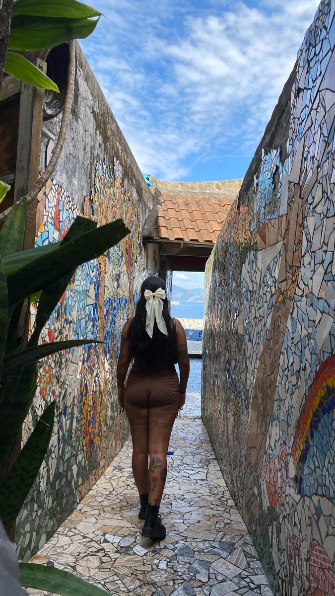 Surrounded by arts and i feel i miss a missing piece in my life are you the one?
#Artlife 
#Missingpiece 
#Scotland