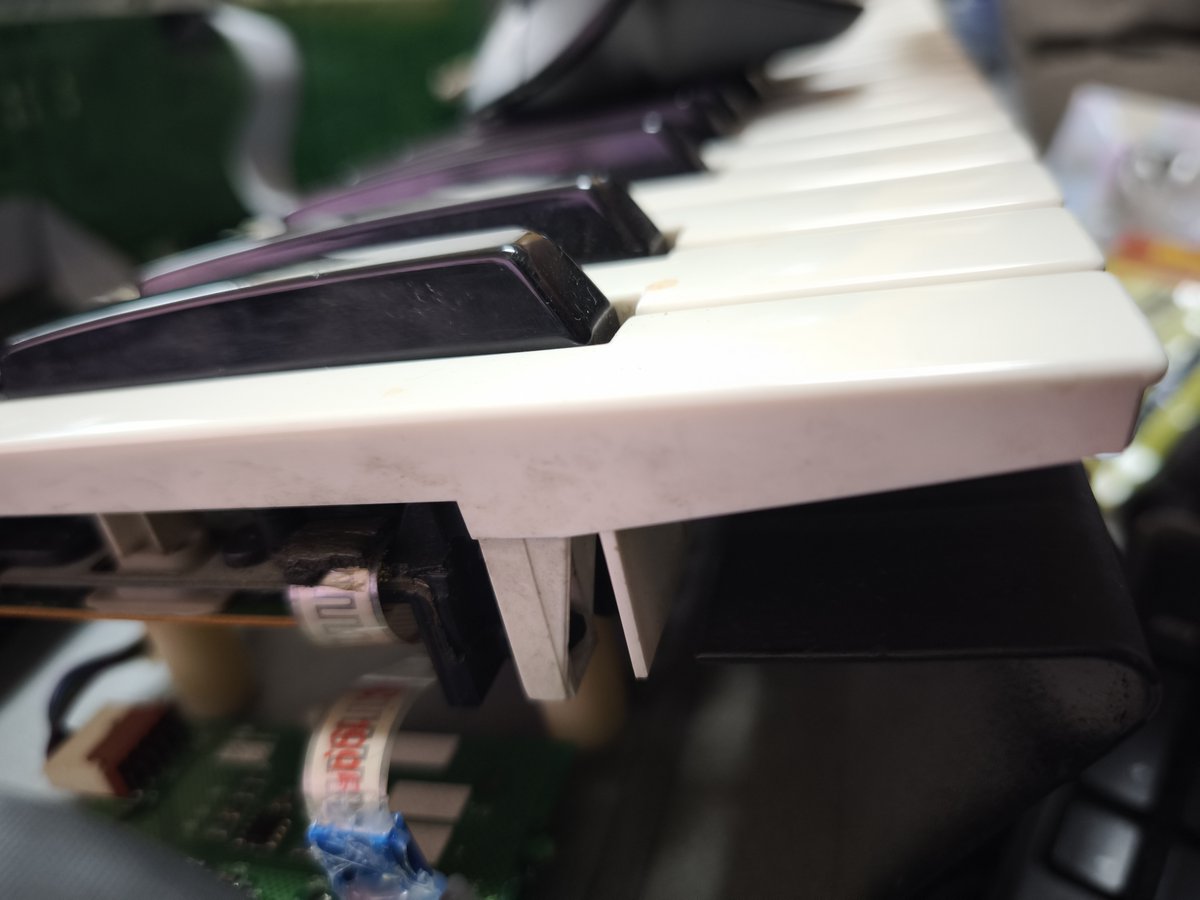 f_moriya's tweet photo. これが日本以外でデファクトスタンダード的に採用されている #FATAR のTP/9Sキーベッドです。鍵盤短かったりしてそれほど良い鍵盤ではないです。国内だとミドルクラスシンセに採用されてるのとどっこいかなと(ただしKORGは除く) https://t.co/lnecYxBKVd