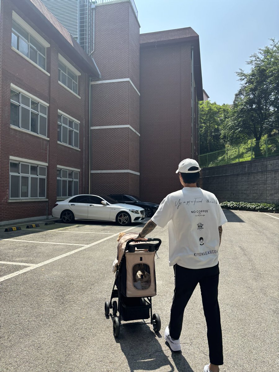 risakimura1002's tweet photo. 本日、韓国は大統領選挙の日🇰🇷
旦那の付き添いで投票に行って来ました🗳️

한국은 대통령선거날!!
남편 곁에서 투표하러 갔다왔어요.
"투표 완료" https://t.co/4JOX50W4iV