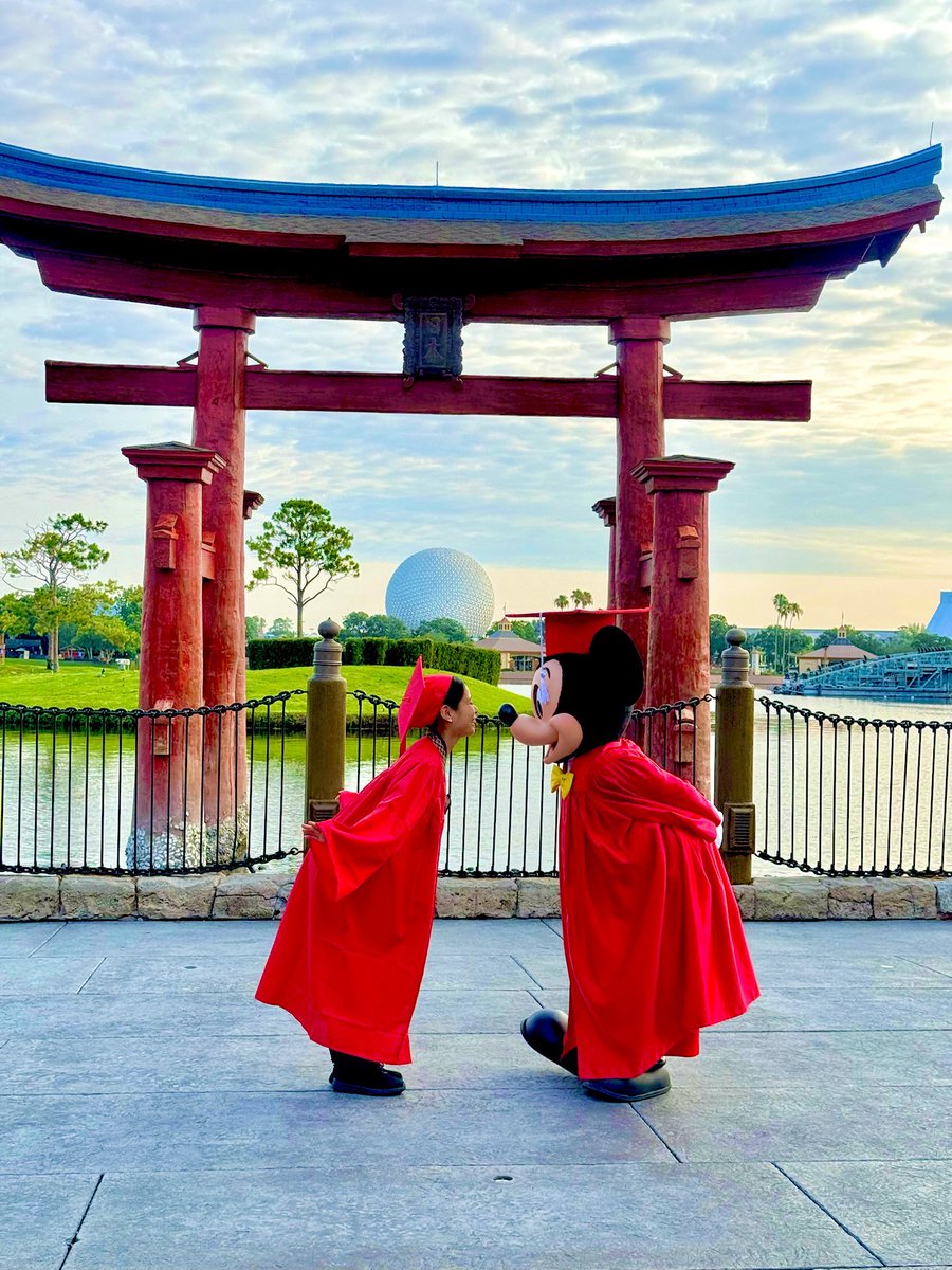 mileysa61's tweet image. 少し早めの卒業式がありました🎓
朝5:50のバスに乗り、オープン前のエプコットでミッキーさんと写真撮影
途中チーズブレイクを挟みつつ1時間の撮影会をさせてもらえました🧀
貴重な体験に感謝しつつ、残りの時間も悔いなく過ごしたいと思います🫶
#epcot
#crprogram