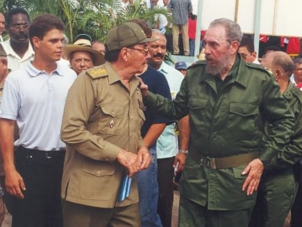 94⭐️: sumando 9+4=13, día de #FidelPorSiempre. Invirtiendo los dígitos, 49 son los años que me lleva. 

Más allá de números, tiempos, distancia y bloqueo, recibe querido Tío Raúl, mi cariño incondicional y mi felicidad compartida por un nuevo año de lucha.

¡#RaúlEsRaúl 🇨🇺!