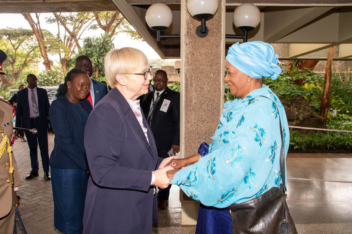 ODG_UNON's tweet photo. UNON Director-General @ZainabHawa warmly welcomes H.E. Nataša Pirc Musar, President of the Republic of Slovenia @nmusar, to the UNON complex in Nairobi. The visit highlighted Slovenia’s commitment to promoting and protecting multilateralism. 🇸🇮🤝🇺🇳 https://t.co/X5KopyDbJb