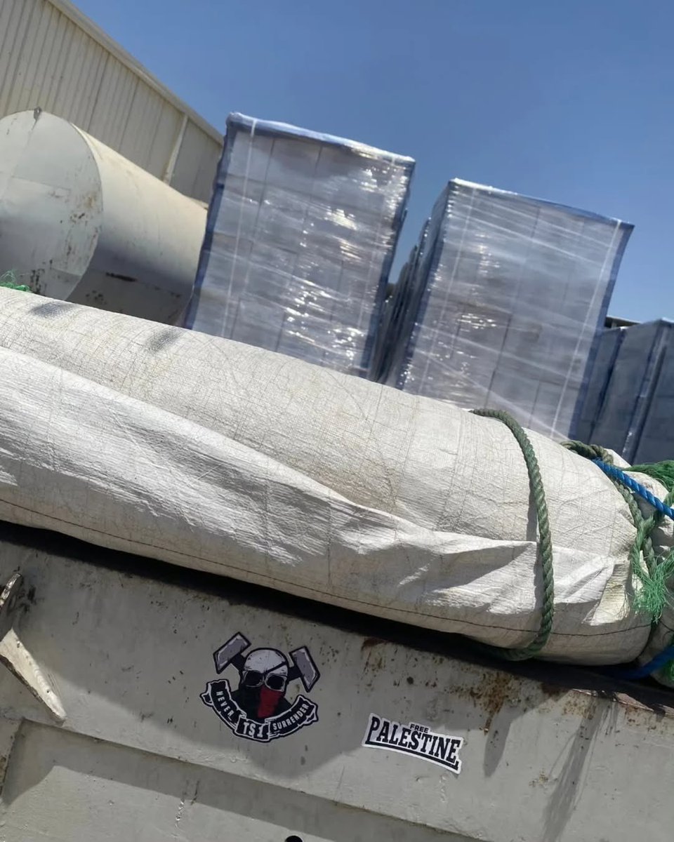 "Respect To Be Respected"

Disaat Bandung sedang Euforia Juara,salah satu relawan muda Indonesia menjalani misi mulia dijalur konflik perbatasan Syuriah &amp; Jordania, Ditengah sorak sorai "BANDUNG JUARA" salah satu dari mereka justru menempuh perjalanan panjang menuju camp-camp