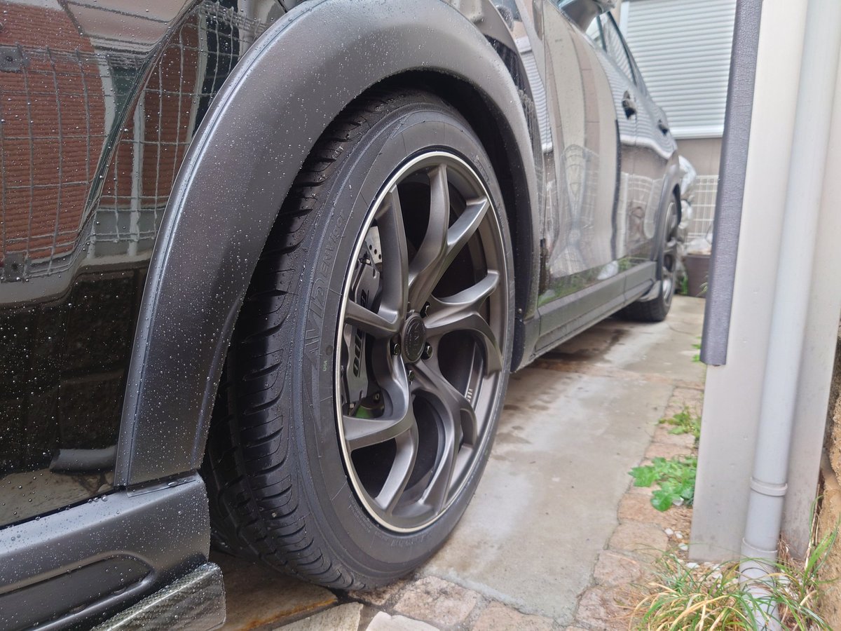 cx5black's tweet photo. タイヤは基本水洗いのみで石油系溶剤入の油性タイヤワックスとか使ってなくても5年経ったらヒビ割れするなぁ😵‍💫溝はまだまだいけたのに勿体なかった。。
TOYOプロクセスからYOKOHAMAエイビットエンビガーに交換。

#タイヤヒビ割れ https://t.co/526v3yESki