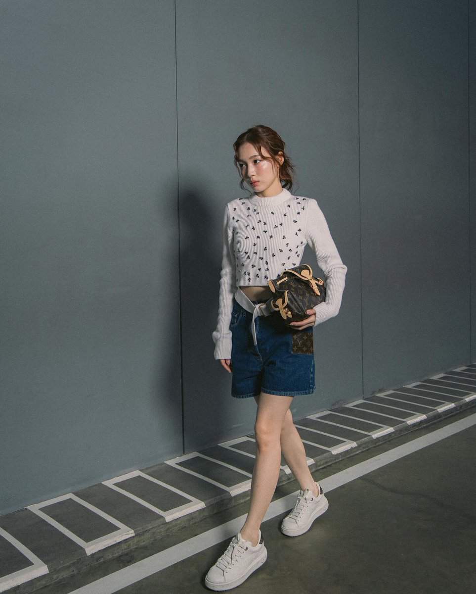 OL726Y's tweet photo. Thank you @LouisVuitton for inviting Love Pattranite to promote the Pre-Fall 2025 Collection. We look forward to continuing our deep collaboration in the future.
#LouisVuitton
#louisvuittonbag
#LVOdyssee
#LVPREFALL25
#louisvuittonthailand
#LovePattranite
#loverrukk https://t.co/n7F5R2bEVr