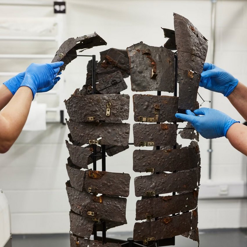 Cette cuirasse romaine a traversé 2 000 ans d’histoire.

En Germanie, 15 000 soldats romains ont été massacrés lors de la bataille de Teutobourg.

Comment Rome a-t-elle pu perdre face à une armée moins équipée et irrégulière ? Une leçon tactique qui traverse le temps ⤵️