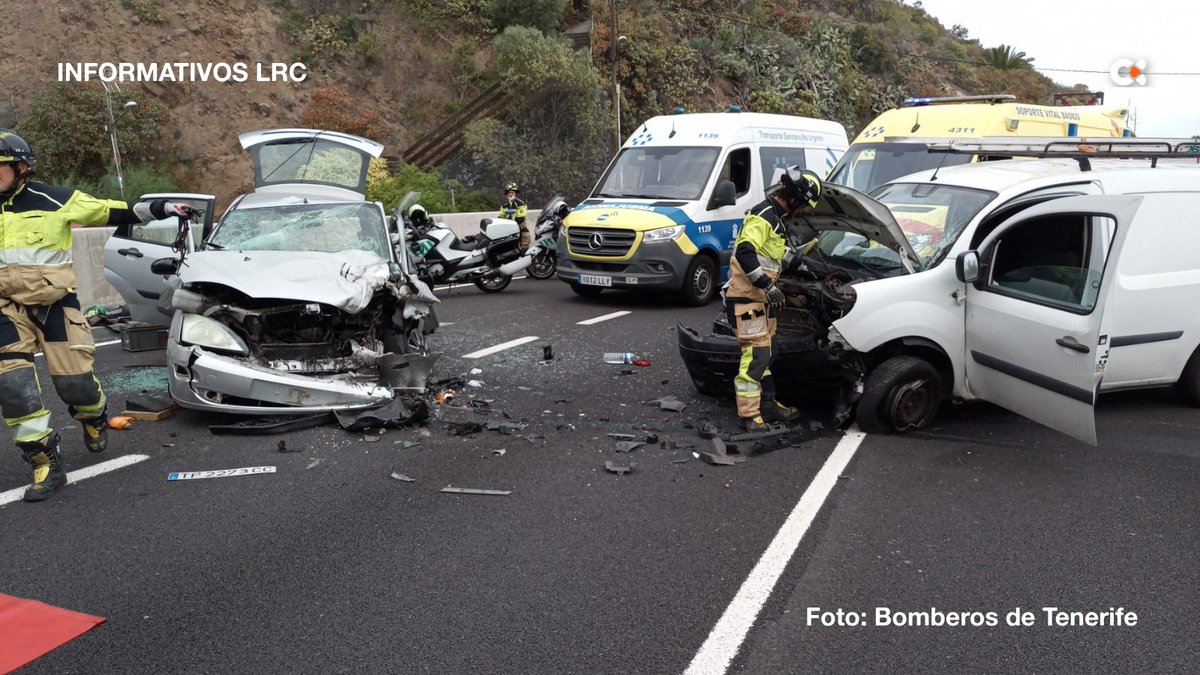laradiocanaria's tweet image. 🔴 Dos heridos de carácter moderado tras una colisión frontal en el Barranco de Ruiz, San Juan de La Rambla, Tenerife.

📷: @BomberosTf 

📻 #InformativosLRC 
📡 rtvc.es/la-radio-canar…