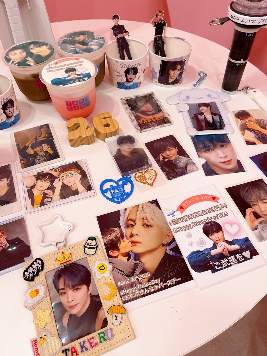 dorarevoini0303's tweet image. 今年も富山にたけちーセンイルカフェ😭🙌カプホ貰えました！たけちー26歳お誕生日おめでとう㊗️🎂たくさんお祝いしてきました🤍🕊🤍🕊🤍🕊
#TAPITAPI富山(@TAPITAPI_TOYAMA)
#祝26歳の威尊にご武運を
#HappyTakeruDay2025
