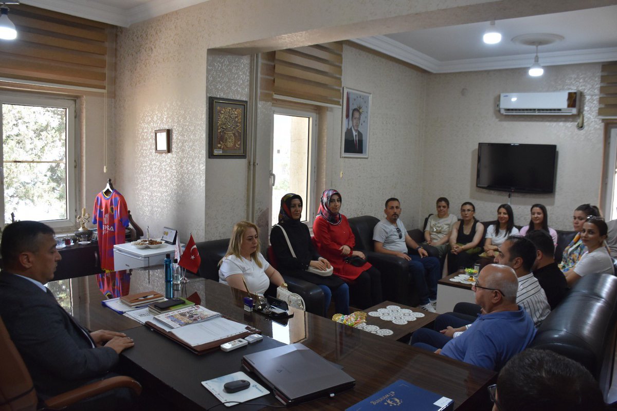 nusaybin_mem's tweet photo. 📌 İlçe Milli Eğitim Müdürümüz Sayın Ümit ÇETİN, ilçemizde ulusal 🇹🇷 ve uluslararası 🌍 eTwinning Kalite Etiketi almaya hak kazanan öğretmenlerimize belgelerini takdim etti. 🎓📜

👏 ÇETİN, başarılarından dolayı tüm öğretmenlerimizi tebrik etti. 🌟👩‍🏫👨‍🏫

@tcmeb 
@Yusuf__Tekin 
@Mardin_Valiligi 
@tuncay_akkoyun 
@mardinilmem 
@ali_eyyupkoca 
@Nsy_Kaymakamlik 
@umitcetin47100