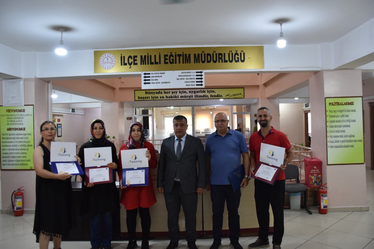 nusaybin_mem's tweet photo. 📌 İlçe Milli Eğitim Müdürümüz Sayın Ümit ÇETİN, ilçemizde ulusal 🇹🇷 ve uluslararası 🌍 eTwinning Kalite Etiketi almaya hak kazanan öğretmenlerimize belgelerini takdim etti. 🎓📜

👏 ÇETİN, başarılarından dolayı tüm öğretmenlerimizi tebrik etti. 🌟👩‍🏫👨‍🏫

@tcmeb 
@Yusuf__Tekin 
@Mardin_Valiligi 
@tuncay_akkoyun 
@mardinilmem 
@ali_eyyupkoca 
@Nsy_Kaymakamlik 
@umitcetin47100