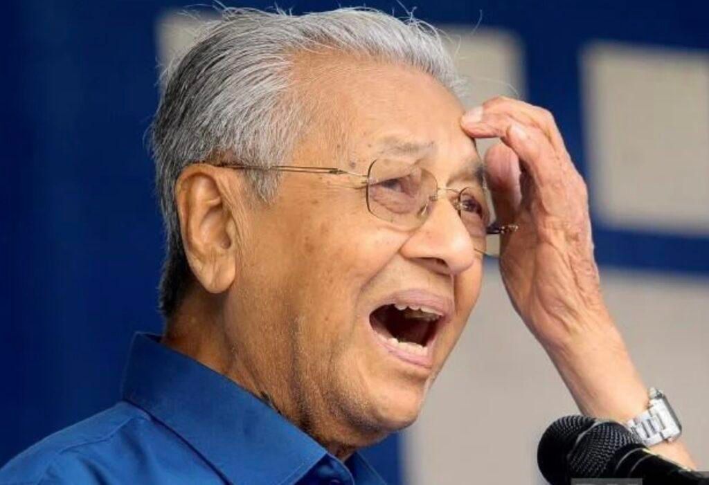 Tun Mahathir mengakui lupa yang beliau sendiri hadir ke mesyuarat Lembaga Pengampunan bagi membebaskan Anwar.

"Saya dah tua. Ada benda saya ingat, ada benda saya lupa," ujarnya takut.