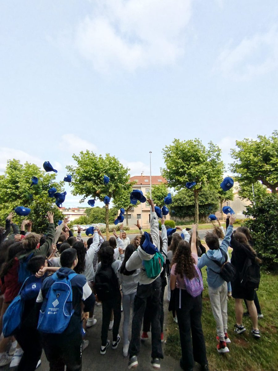 Hoxe tivemos a visita de dous grupos de 1º ESO do IES Gonzalo Torrente Ballester de #Pontevedra.
 A radiosondaxe viaxou cara ó sur e rematou caendo no interior da provincia de Pontevedra. 
Moitas grazas pola vosa participación e ánimo que xa o verán ven de camiño!🤗
