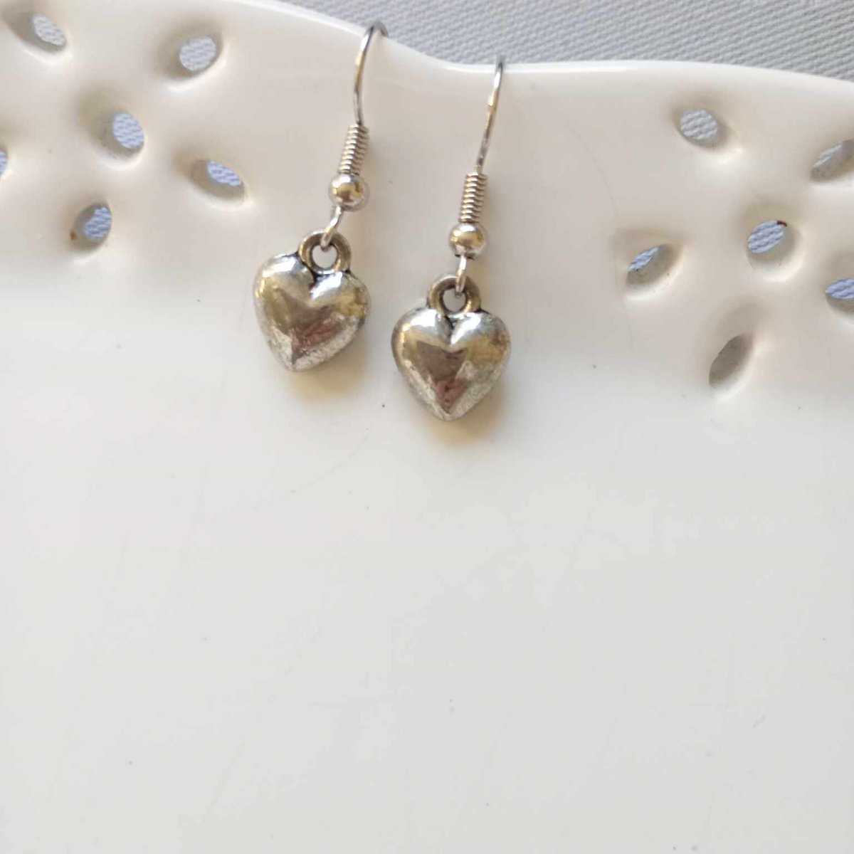 10% OFF EVERYTHING IN STORE NOW! 🖤 Including... Handmade Dainty Puffy Hearts Tibetan Silver Charm Style Dangle Earrings  🖤 #SALE #MHHSBD #FirstTMaster #TheCraftersUK #CraftBizParty #UKMakers #shopsmall #shopindie #romantic #giftforher  #earrings #love lovesvintage43.com/product/silver…