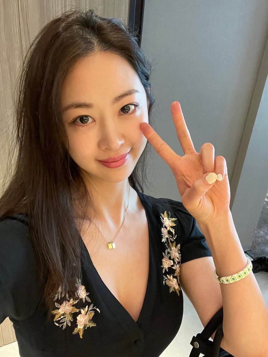 Dasom removes photo of her posing with a 'V' sign
tinyurl.com/yzd93ebw