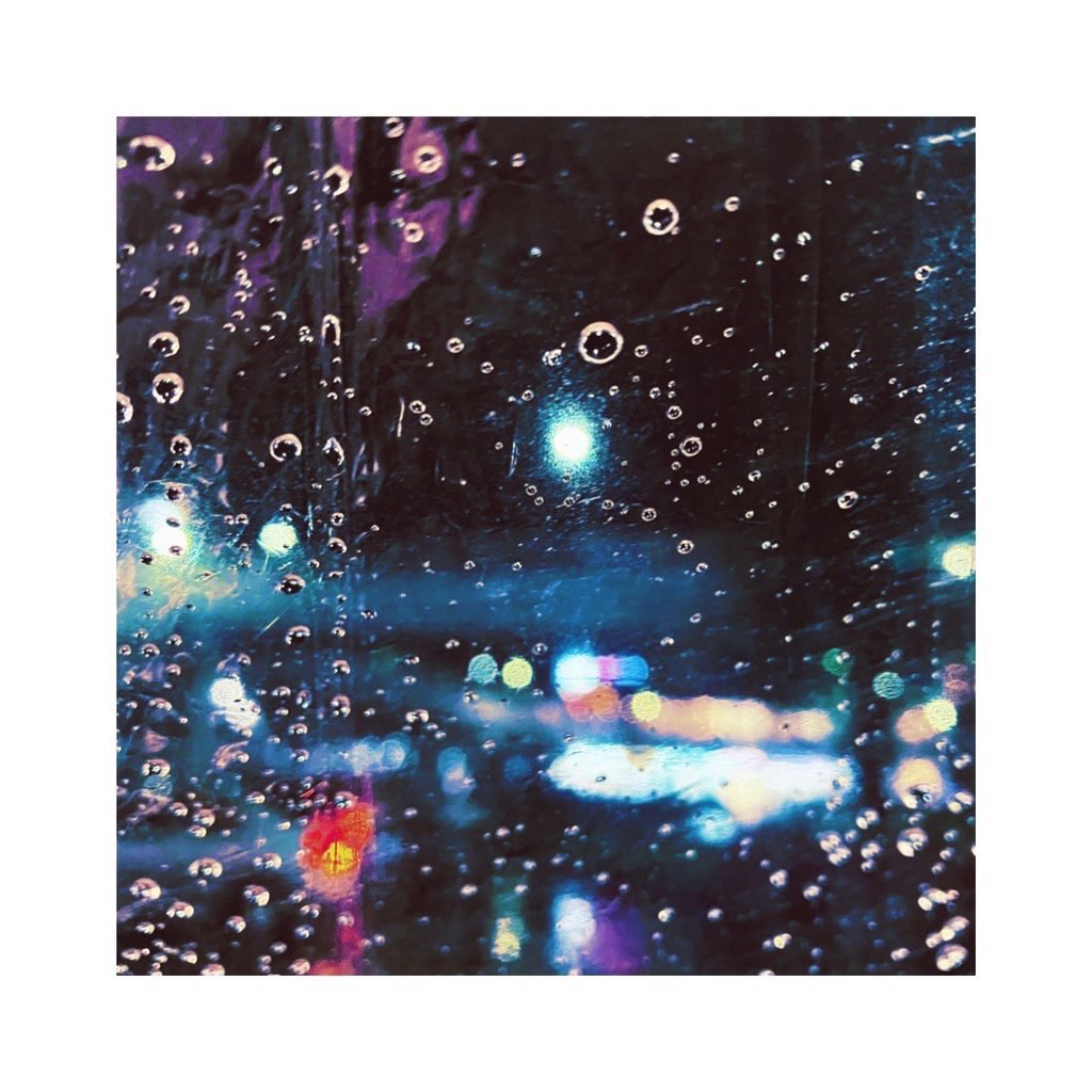 _otaka036's tweet image. 雨音のする夜、そろそろ梅雨が来るのだろうか。小道にちらほら紫陽花を見かける、草花は疲弊した心にも優しい。ちらちらと光る雨粒がきれいだったよ。