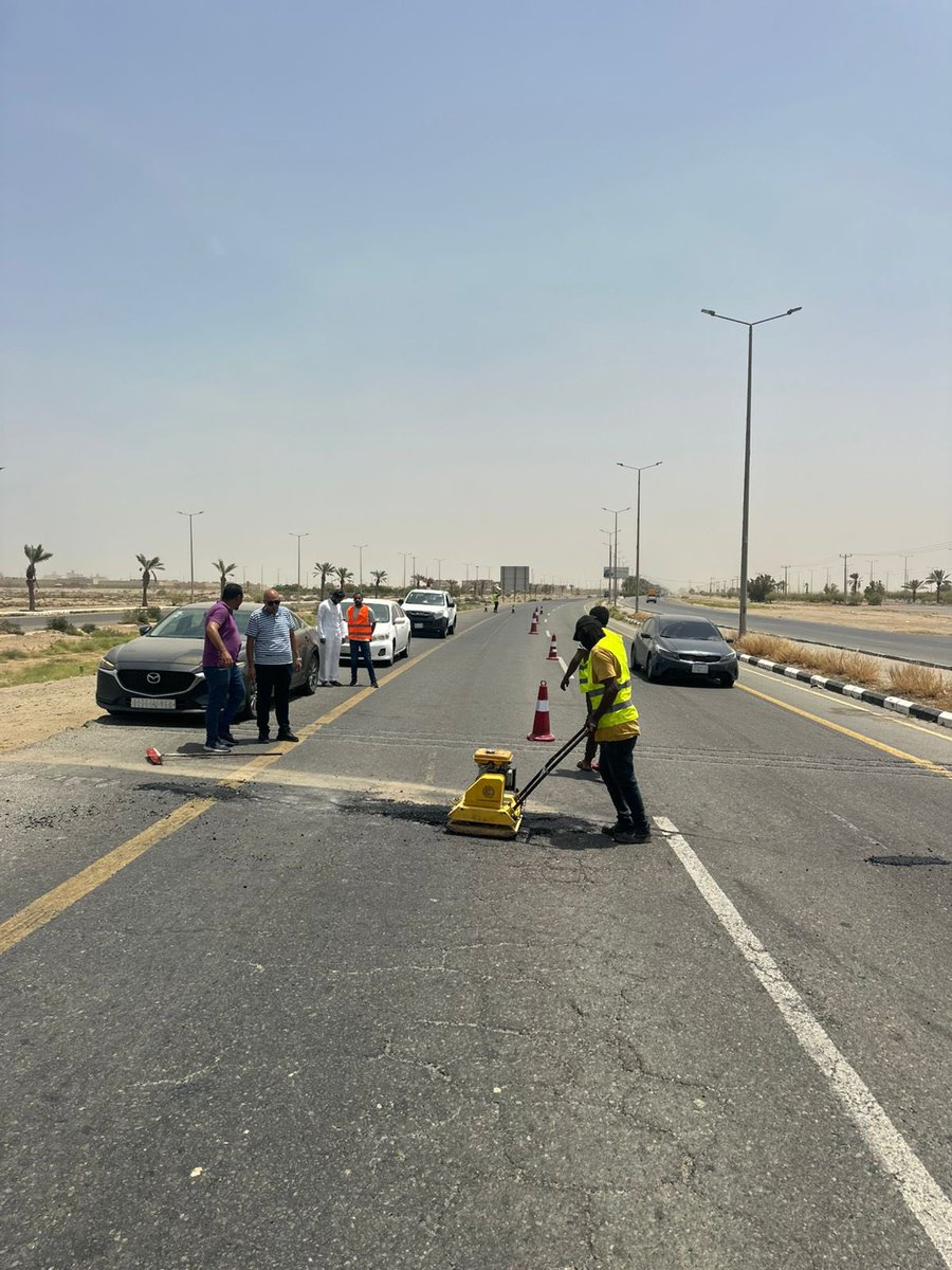 بمتابعة رئيس بلدية القنفذة أ. فايز الشهري، نفذت إدارة المشاريع أعمال معالجة الحفر على الطريق الدولي جدة - جيزان في الجزء الواقع داخل النطاق الإشرافي للبلدية.