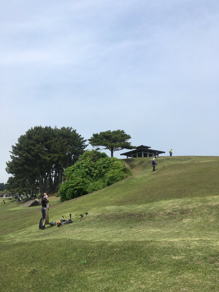 Here on a Pacific trail in north eastern Japan they trim the grass as you walk along. Arigato, good people of Hachinohe!