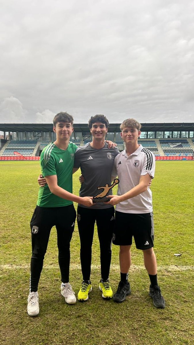 Nuestro portero del Cadete A, Gonzalo Fernández recibió el premio en el Torneo San Bernabé como mejor portero de la categoría 2009

¡ENHORABUENA!🤍🖤

#TodaMiVida