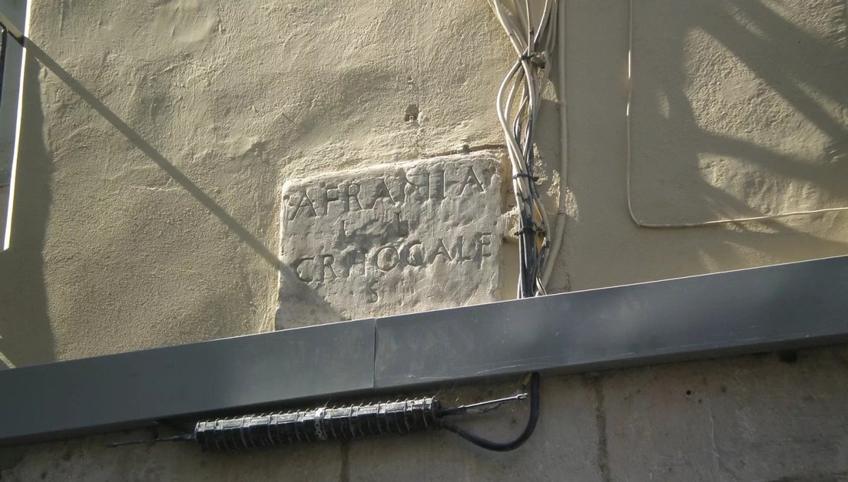 Sapiens.cat (@sapienscat) on Twitter photo 'Afrania L.L. Crhocale' i res més. Al carrer la Palma de #Lleida hi ha una misteriosa inscripció romana que explica l'existència de l'esclava Afrania. Qui era i per què es va fer una placa en el seu nom?
✍️Ho explica <a href="/AlfredBosch/">Alfred Bosch</a> al #Sàpiens de juny👇
sapiens.cat/revista/sapien… 'Afrania L.L. Crhocale' i res més. Al carrer la Palma de #Lleida hi ha una misteriosa inscripció romana que explica l'existència de l'esclava Afrania. Qui era i per què es va fer una placa en el seu nom?
✍️Ho explica <a href="/AlfredBosch/">Alfred Bosch</a> al #Sàpiens de juny👇
sapiens.cat/revista/sapien…