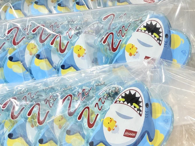 できた!!!かわいアクキーできたよォ 後ろが水面みたいなアクキー!! 光に当てて透かしてみるとプールにうかんでるみたい!