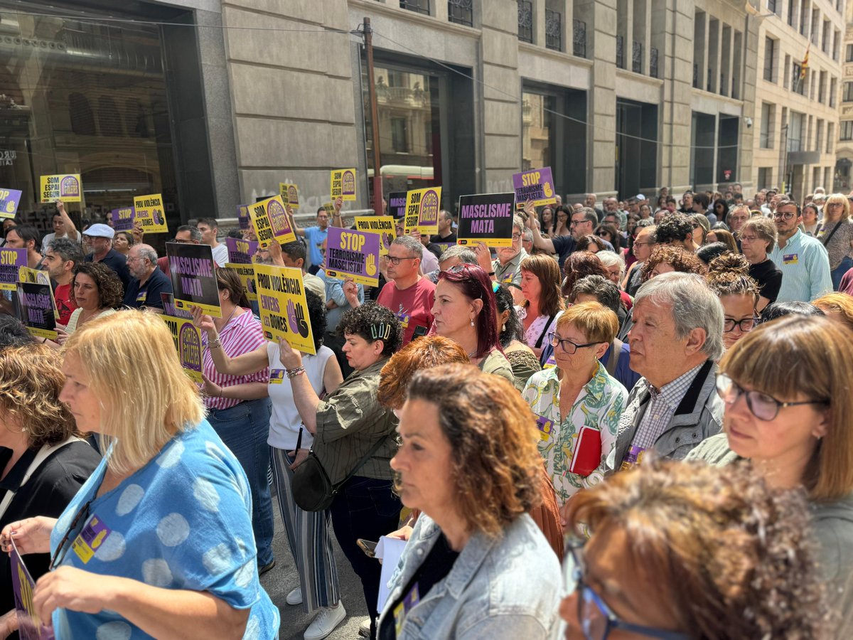 ⚫ Avui hem sortit al carrer per condemnar  l'assassinat d'un jove a mans de la parella de la seva mare. L'home també va agredir la dona i després es va suicidar.

CCOO manifestem el nostre rebuig absolut a totes les formes de violència masclista. Ja n'hi ha prou!

#MasclismeMata