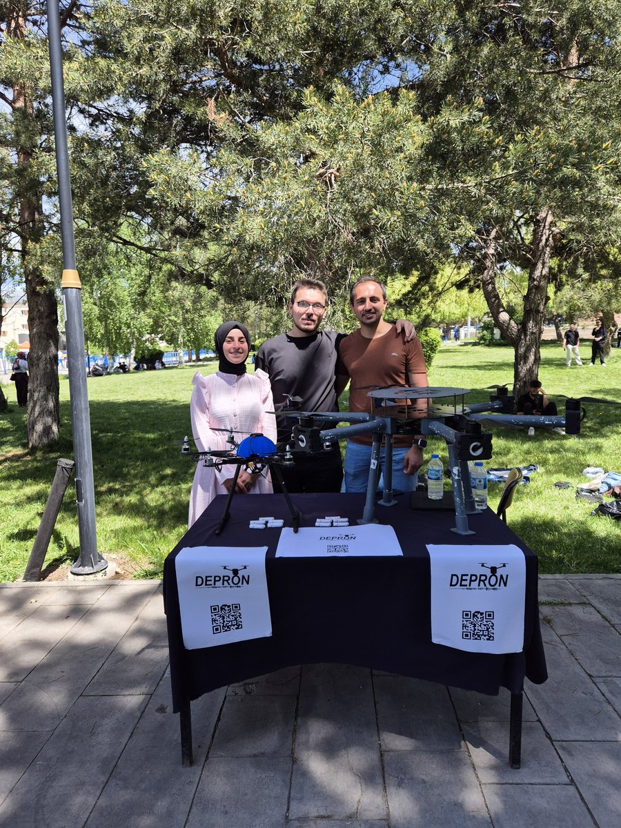 Atatürk Üniversitesi Öğrenci Dekanlığı'nın düzenlemiş olduğu Bahar Şenlikleri kapsamında, DEPRON ekibi olarak stant açıp projemizi tanıttık. Ziyaretçilere 3D yazıcıyla ürettiğimiz deprem düdüklerini hediye ettik. 
#DEPRON🚀  #Bahar  #depremoldu #Akdeniz #mugla