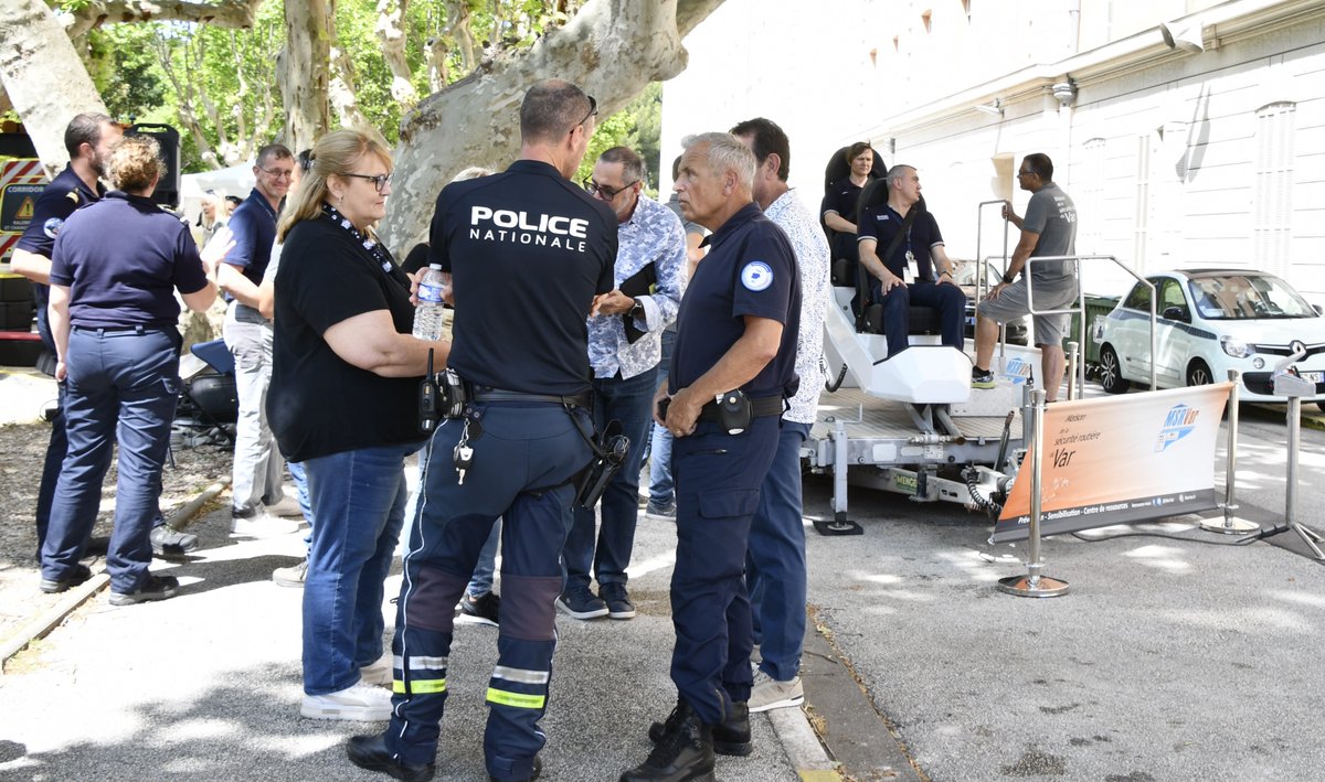 Police Nationale 83 (@policenat83) on Twitter photo #SécuritéRoutièreAuTravail, tous responsables
Au sein de l'Arsenal de Toulon, la #Police était invitée avec d'autres acteurs de la prévention sécurité routière pour sensibiliser les militaires aux bons réflexes et comportements au volant pour une <a href="/RoutePlusSure/">Sécurité routière</a> #StopAuxAccidents #SécuritéRoutièreAuTravail, tous responsables
Au sein de l'Arsenal de Toulon, la #Police était invitée avec d'autres acteurs de la prévention sécurité routière pour sensibiliser les militaires aux bons réflexes et comportements au volant pour une <a href="/RoutePlusSure/">Sécurité routière</a> #StopAuxAccidents