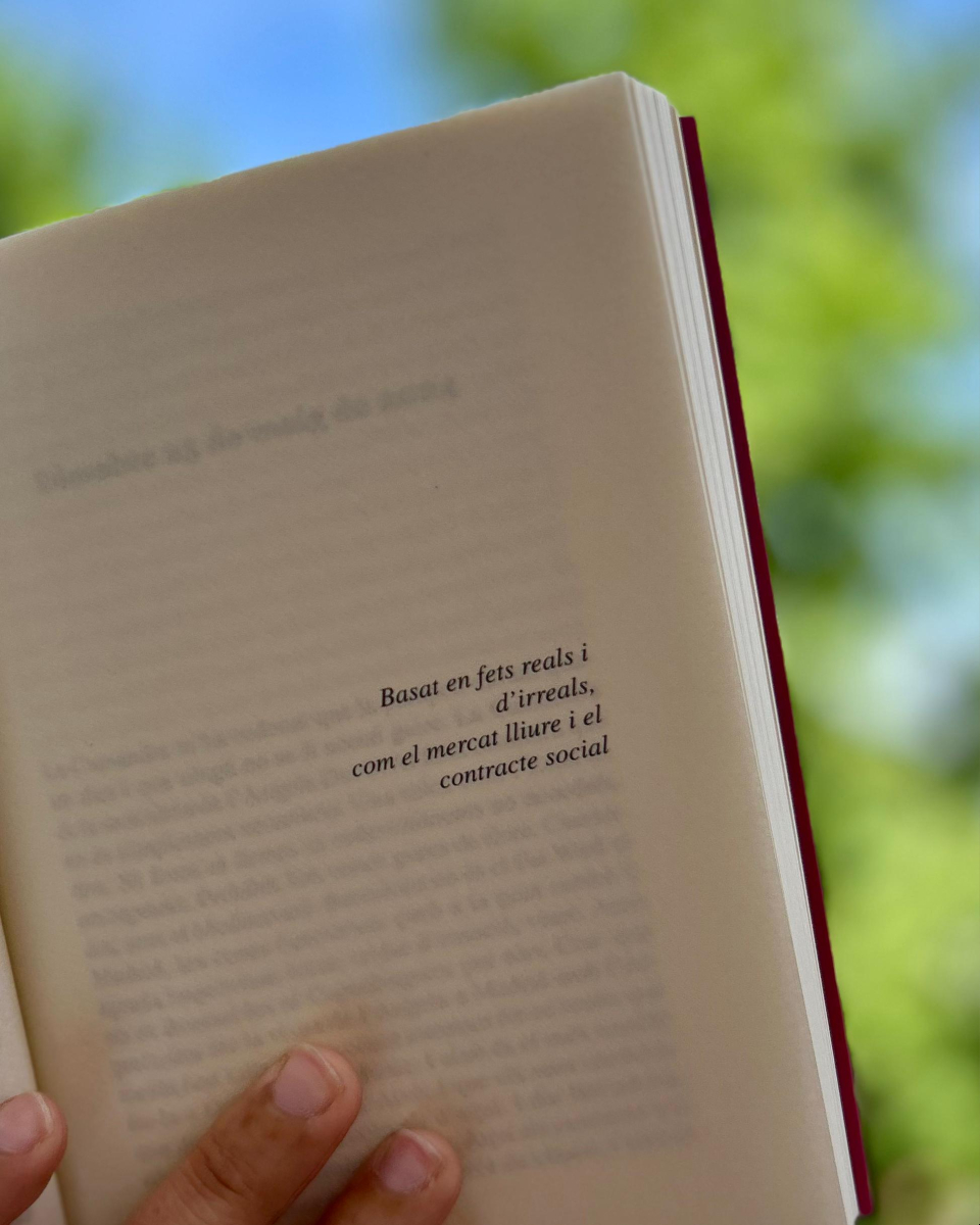 Tigre de Paper (@tigrepaper) on Twitter photo Quatre dies acompanyant Angela Davis. D'aquí parteix el llibre de Jule Goikoetxea <a href="/JuleGoi/">Jule Goikoetxea</a> , una crònica literària i filosòfica contra tot monoteisme.📕
⬇️
tigredepaper.cat/ca/cataleg/pol… Quatre dies acompanyant Angela Davis. D'aquí parteix el llibre de Jule Goikoetxea <a href="/JuleGoi/">Jule Goikoetxea</a> , una crònica literària i filosòfica contra tot monoteisme.📕
⬇️
tigredepaper.cat/ca/cataleg/pol…