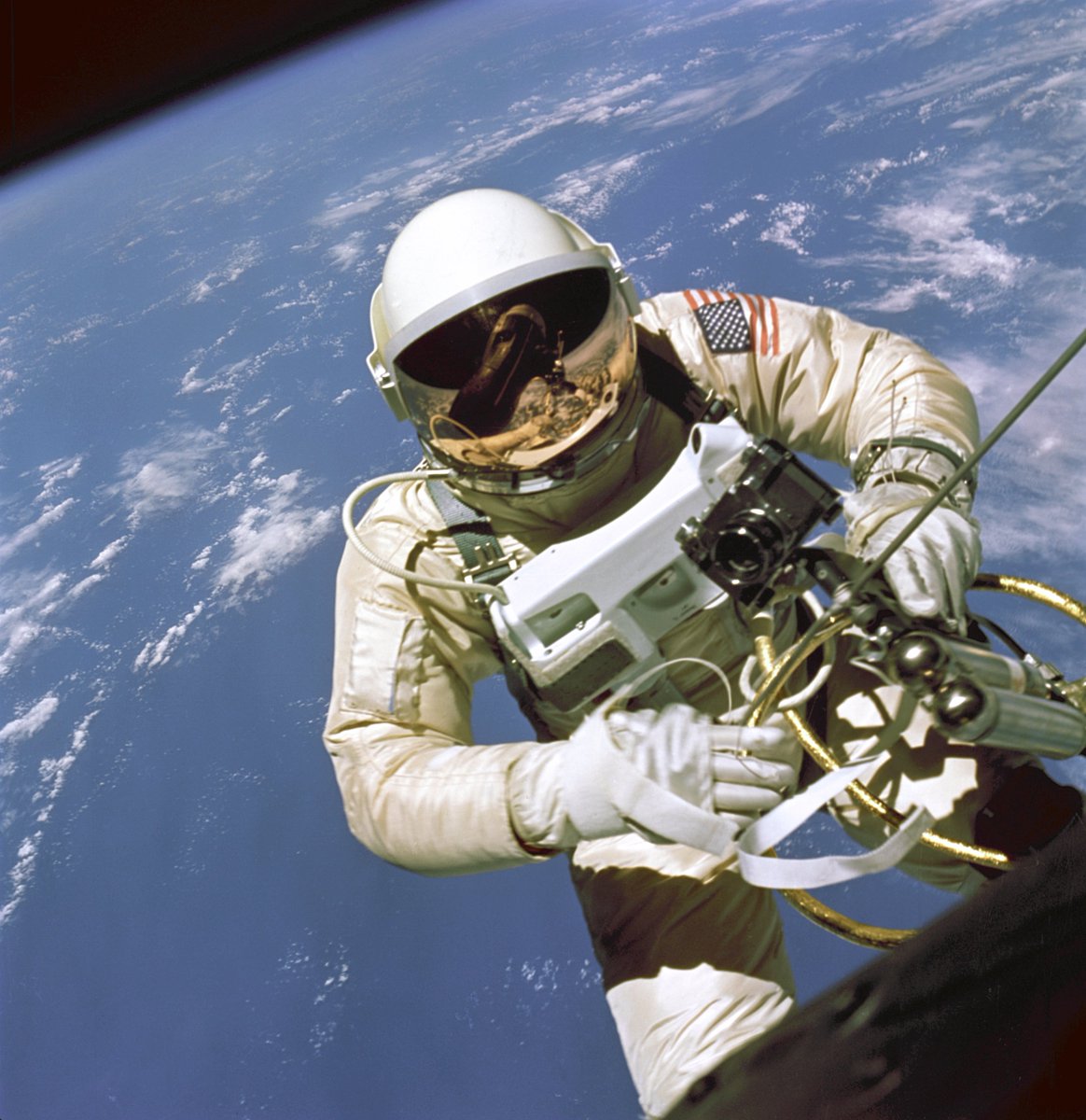 Presidents4Kids's tweet image. June 3, 1965 - On this day, astronaut Edward H. White II made history by performing the first American spacewalk during NASA’s Gemini IV mission. Floating 135 miles above Earth, White spent approximately 23 minutes outside the spacecraft.

#TodayInHistory #EdWhite #OnThisDay