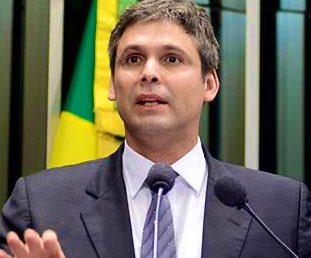 🚨URGENTE - Eduardo Bolsonaro diz à CNN que o objetivo de Lindbergh Farias é tirá-lo das eleições de 2026 

“Queriam o meu passaporte. Isso para me anularem internacionalmente. Não conseguiram. Agora, querem me anular politicamente. Querem me tirar das eleições de 2026".