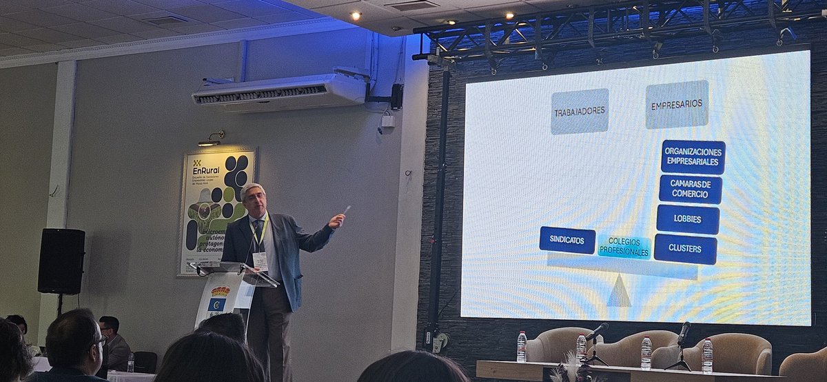 Continuamos en #Enrural Encuentro de Asociaciones Empresariales Locales del Mundo Rural celebrado en Fuente Palmera <a href="/fuentepalmera_/">Ayuntamiento de Fuente Palmera</a>      con la consejera Rocío Blanco <a href="/EmpleoJunta/">Consejería de Empleo, Empresa y Trabajo Autónomo</a> y Matide Esteo <a href="/GDR_VG/">GDRValledelGuadalquivir</a> y Luis Picón <a href="/CEAes_/">CEA</a>