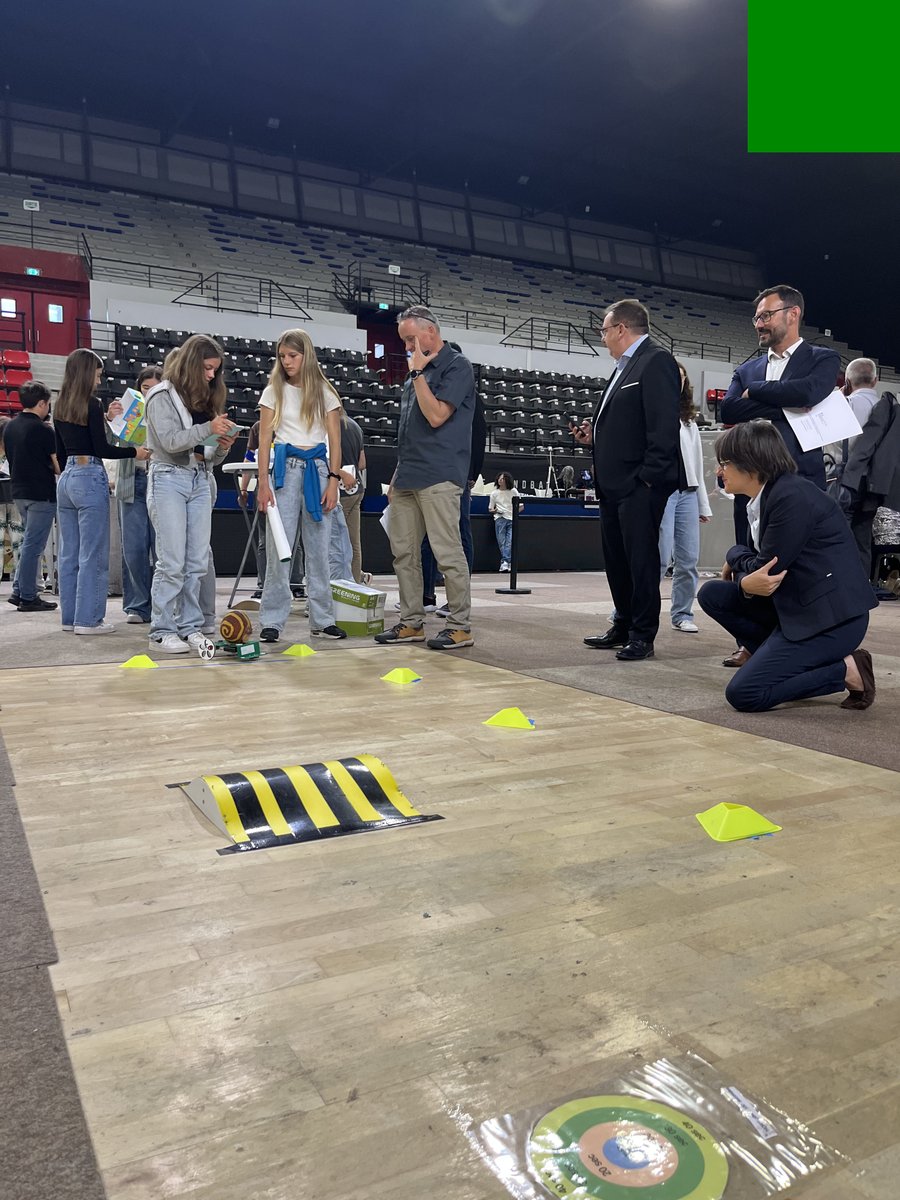 La rectrice @NathalieAlbert15 découvre la nouvelle édition du concours #CybertechComtois, plus grand rassemblement de robotique en Franche-Comté 🤖. Une immersion au cœur de l’innovation, aux côtés de 1200 élèves engagés dans des défis technologiques.