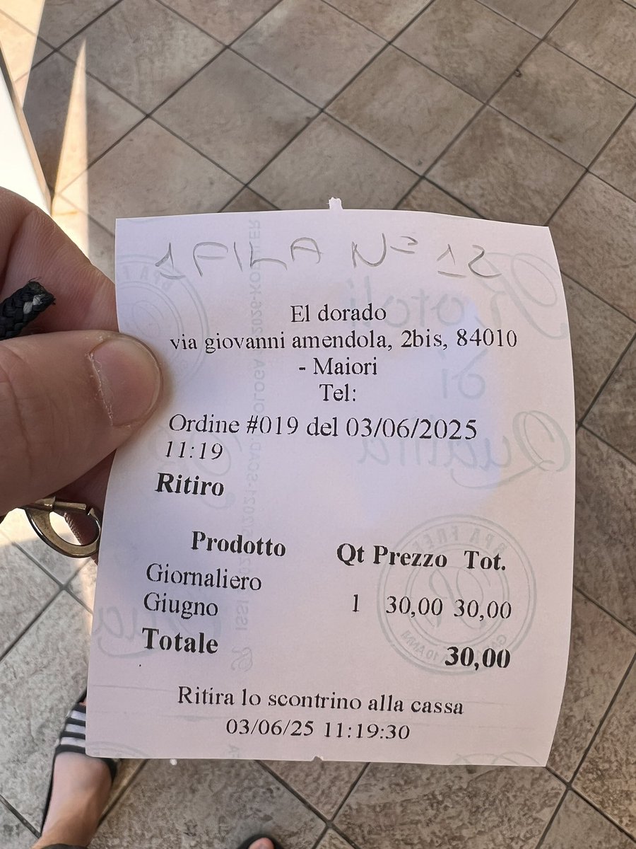 juanroleri's tweet photo. Che, no quiero ser un gordo atraso cambiario, pero pague $40.000 (30€) un día entero de sombrilla + 2 reposeras en Maiori, plena Costa Amalfitana.

En enero me querían cobrar $120.000 una carpa en Playa Grande (Mar del Plata). Que onda los empresarios de la costa argentina? 💀 https://t.co/w5y50NZQ9W