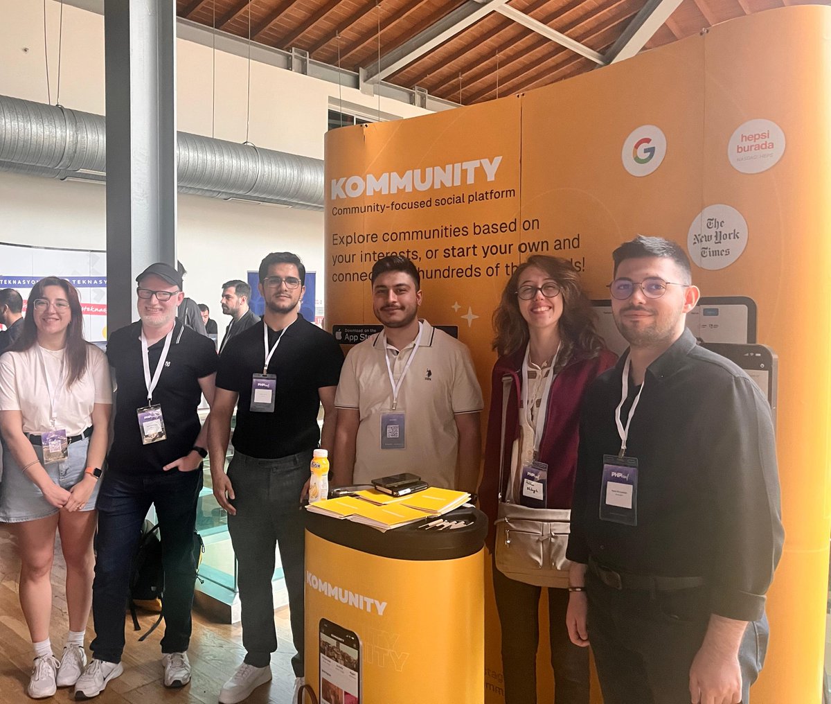 KommunityTR's tweet image. Hafta sonu @istanbulphp organizatörlüğünde gerçekleştirdiğimiz PHPKonf 2025'te harika bir gün geçirdik! 🤩
Standımıza ilgi gösteren ve etkinliğe katılan herkese çok teşekkür ederiz.
Sonraki etkinliklerimizde yeniden buluşmak dileğiyle! 💛
#PHPKonf25 #PHPKonf