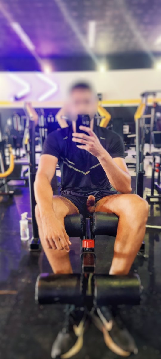 E só depois de enviar a selfie no grupo você percebe que algo mais também quis aparecer na foto.

Desafio cumprido do <a href="/santhiagomga1/">Martins ❤️‍🔥</a> 

#dickslip #enm #nakedchallenge