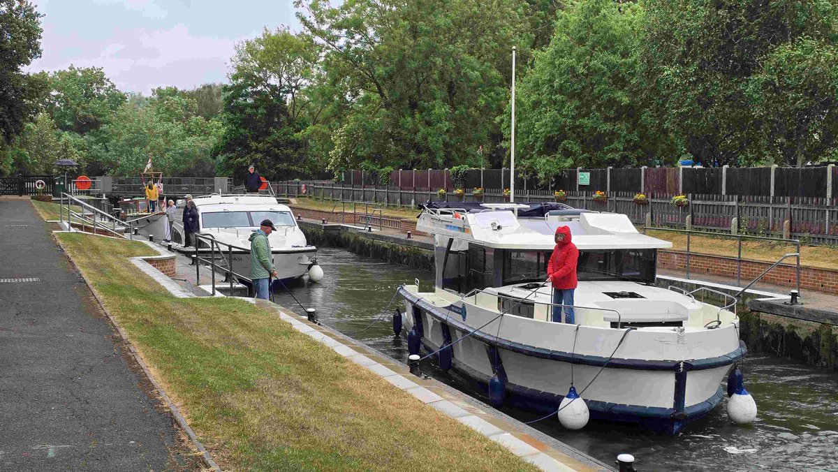 RomneyWeir's tweet photo. A bit of traffic at my lock #Thames #boating #Windsor @Dunkirk_Ships #LOrage https://t.co/hm7MJ0yHDK
