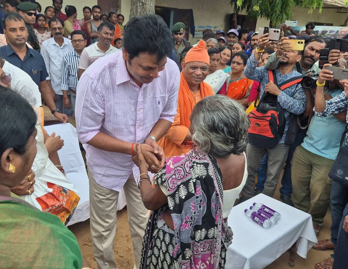 BjpBiplab's tweet photo. बाढ़ से पीड़ित लोगों के राहत शिविरों का दौरा किया और उनके साथ रहकर सहायता करने का प्रयास किया। https://t.co/VuOCVuaEmG