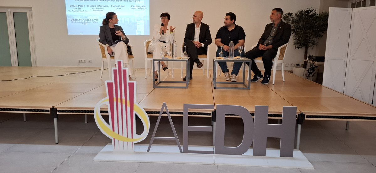 Vaya jornada en #ExperienciasAEDH en #Cartagena de <a href="/Comunidad_AEDH/">Directores de Hotel #TurismoSomosTodos #50AEDH</a>. Ponencias y charlas de <a href="/internetyturism/">Javier Jiménez</a> y <a href="/jaimechicheri/">Jaime Chicheri</a>; Inmaculada Nicolás presidenta de <a href="/hotelesdemurcia/">Hoteles de Murcia</a>; mesa redonda moderada por Ginesa Martinez del Vas vicerectora de Turismo de <a href="/UCAMMurcia/">UCAM Murcia</a> ¡seguimos!