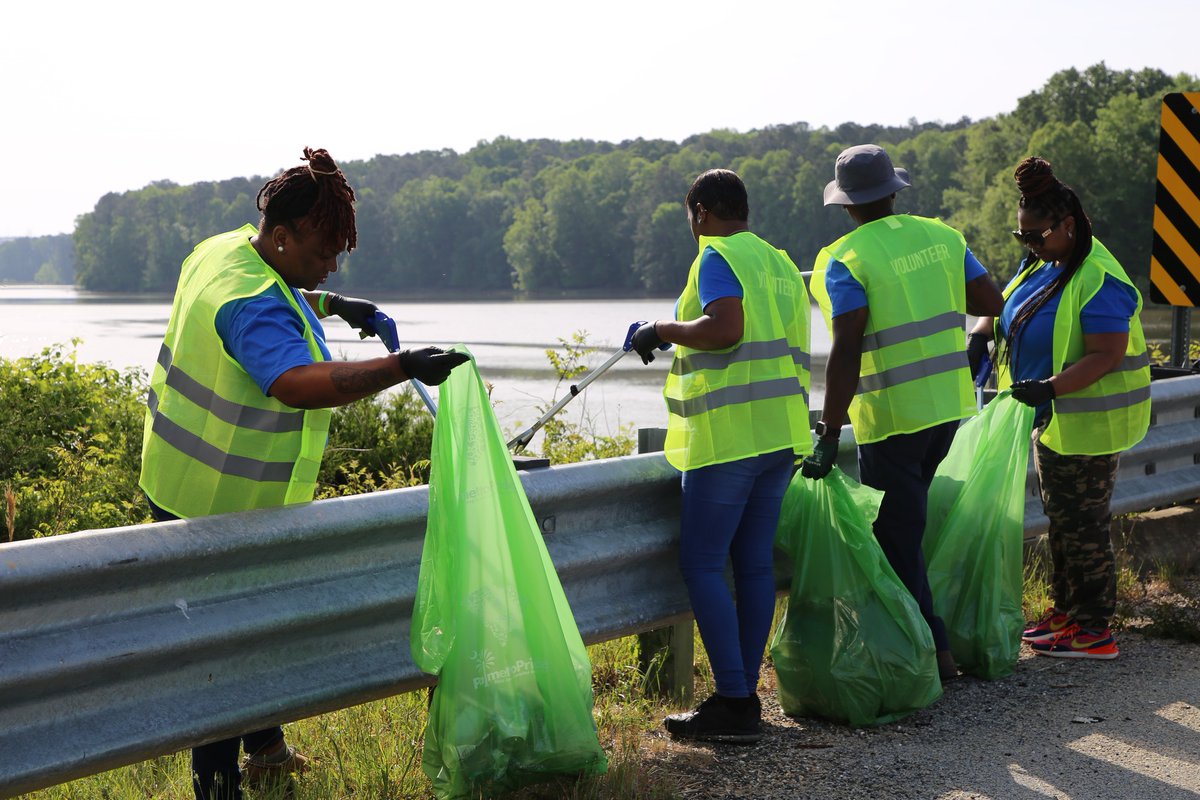 SamsungSC's tweet image. Whether we’re building washing machines or lending a hand, we believe in showing up for our community. Thanks to everyone who helped clean up the local waterway at Cannon’s Creek Public Access in Pomaria, SC!

#GiveBack #SamsungSC #NewberrySC