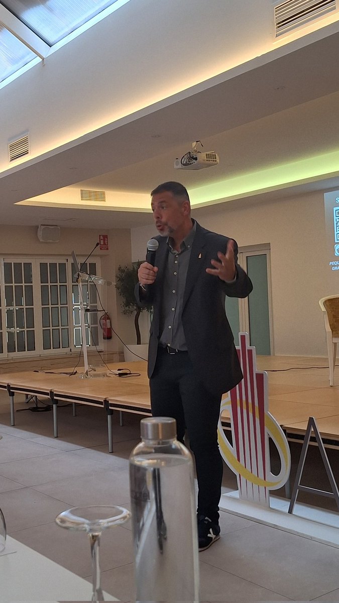 "Quizá ofrecer al cliente lo que no ofrecen otros sea la estrategia a seguir". Dicho por <a href="/danielperov/">Daniel Pérez Rovira</a>  en las #ExperienciasAEDH de hoy en #Cartagena.