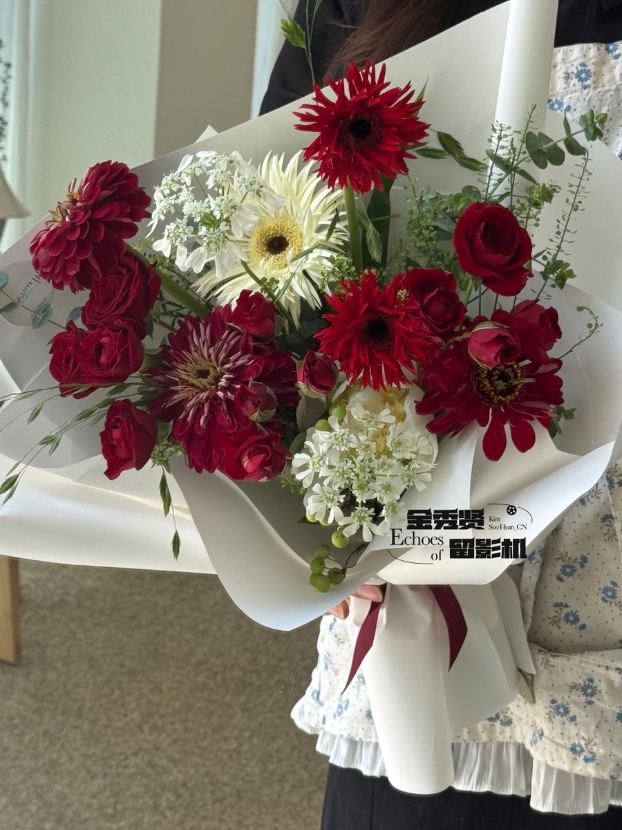 EchoesOfKSH_CN's tweet photo. 【留影机应援】20250603 | 本周留影机委托���店送往GM的花已送达💐

希望哥哥在收到这束花的那一刻
能感受到里面满满的中国粉丝的爱～
哪怕只是让哥哥的脸上绽放一瞬间的笑容
对我们来说也是最大的幸福！
今天也要好好吃饭 好好休息哦~~知道吗？❤️

#WeStandWithKimSooHyun
#김수현 #KimSooHyun #金秀賢 https://t.co/dN86qHKQGm