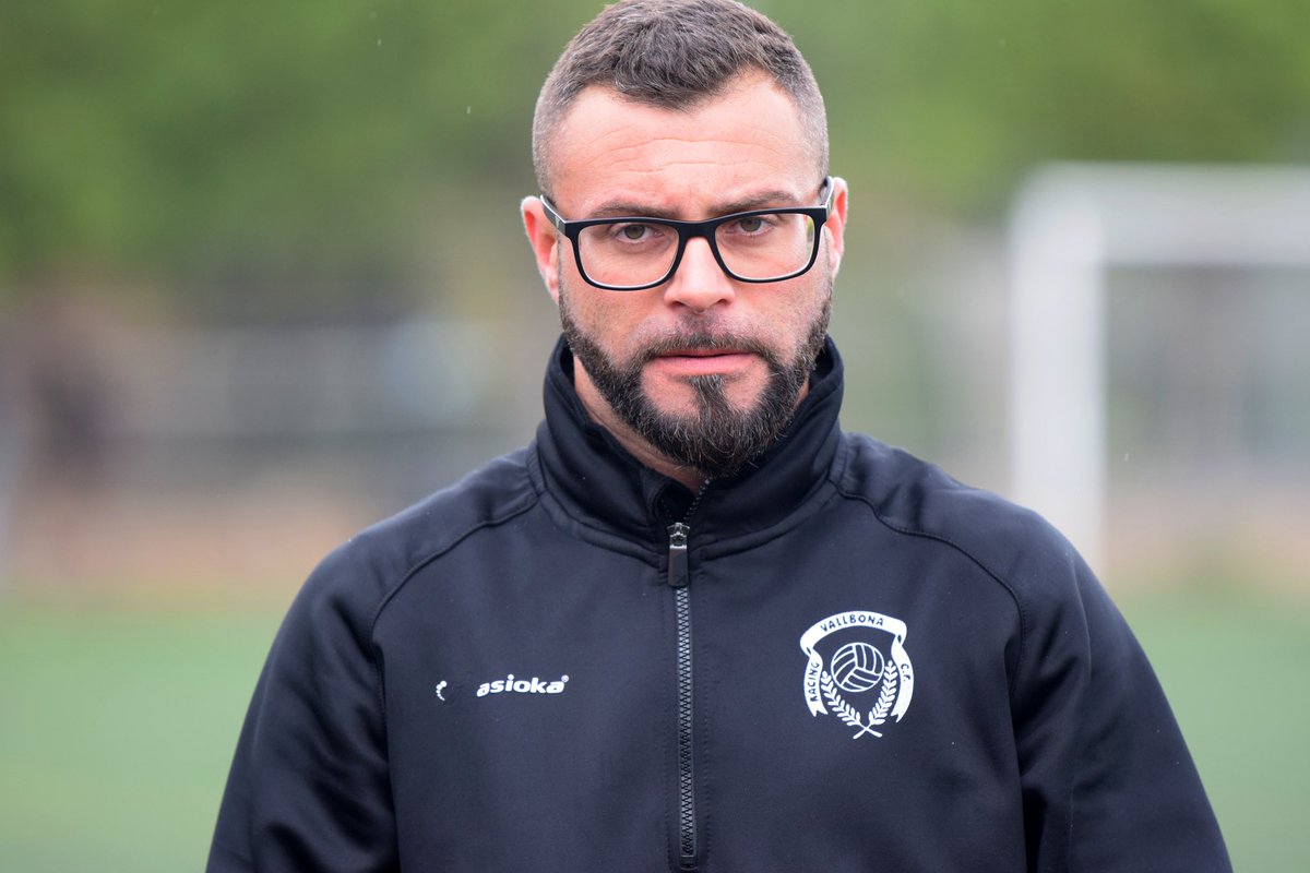 racingvallbona's tweet photo. 𝗗𝗔𝗡𝗜𝗘𝗟 𝗕𝗔𝗘𝗡𝗔, 𝗔𝗟 𝗙𝗥𝗘𝗡𝗧𝗘 𝗗𝗘 𝗟𝗔 𝗕𝗔𝗦𝗘 

El club apuesta por el talento y la dedicación de @baena_17, hasta ahora entrenador del filial, como responsable de coordinar toda la estructura de fútbol base.

#ThisIsVallbona | #NouBarris https://t.co/8otBHy86zA