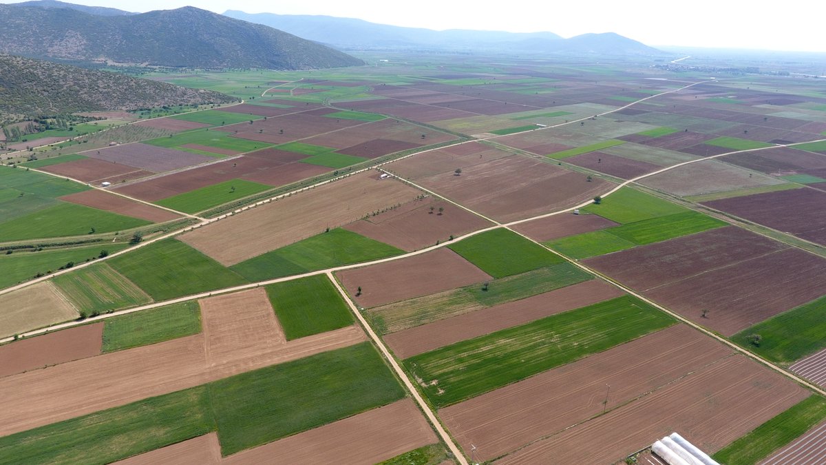 Arazi Toplulaştırması çalışmalarıyla her parsel yola ve kanala kavuşuyor. İşletme merkezi ile parseller arasındaki mesafeler azalıyor ve hektar başına yıllık 50 litre yakıt tasarrufu sağlanıyor.  DSİ tarafından ülkemizde toplulaştırılan arazi miktarının 7,59 milyon hektar olduğu