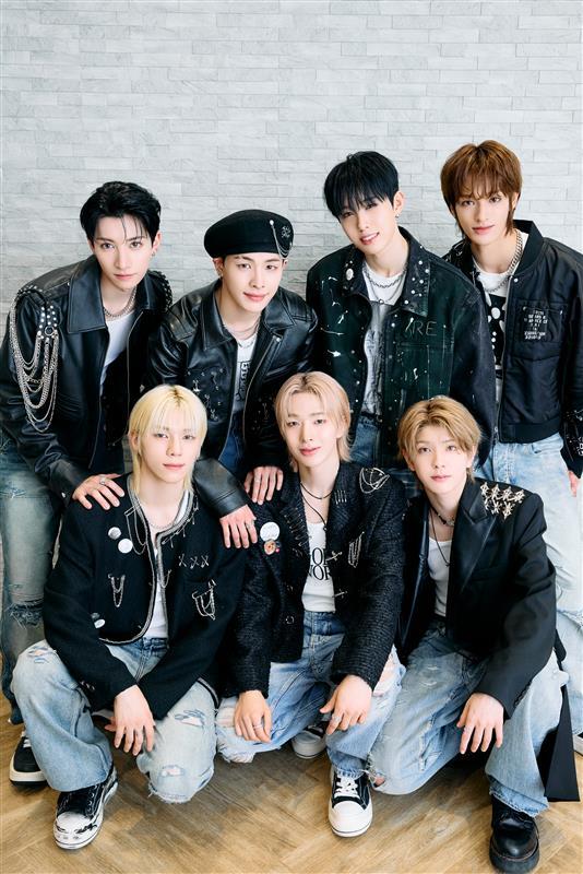 SeventeenJP_mag's tweet image. グローバルボーイズグループNEXZを大解剖第一弾✨
いま大注目のJYPのニュースターな７人をもっと好きになる全員わちゃわちゃトーク＆最新プロフをたっぷりお届け💕
似顔絵とサインの入った学生証も必見です🫶
ST-WebでCheck🩷
🔗seventeen-web.jp/entertainment/…

@NEXZ_official
#NEXZ